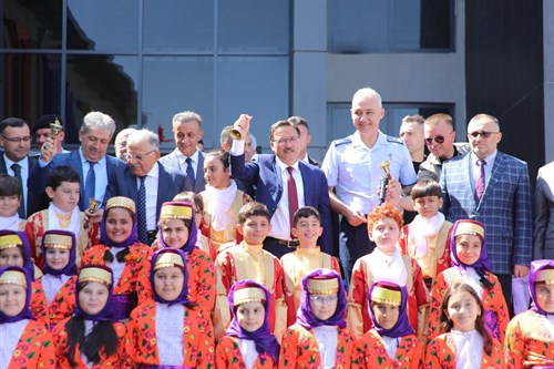 Vali Çiçek Öğrencilerin Yeni Eğitim Öğretim Yılı Heyecanına Ortak Oldu